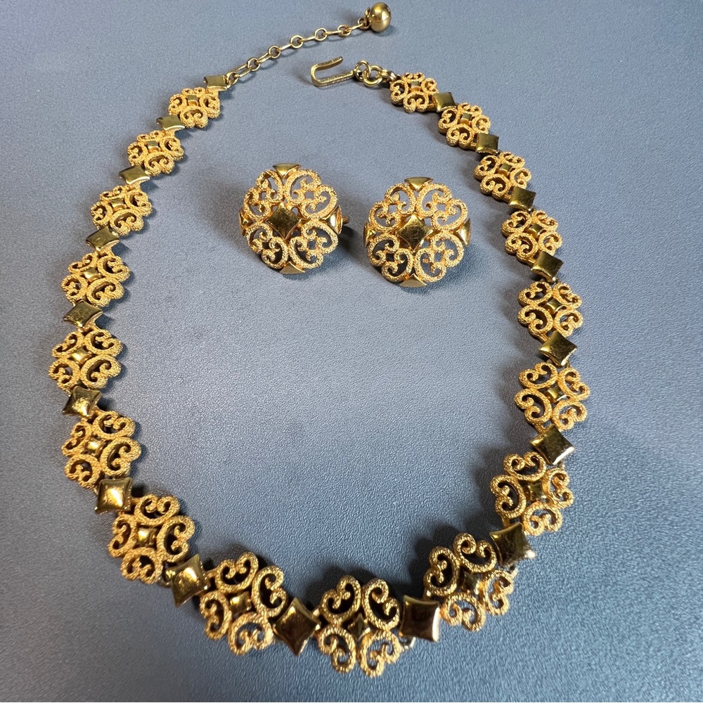 Elegant Gold Filigree Necklace and Earring Set